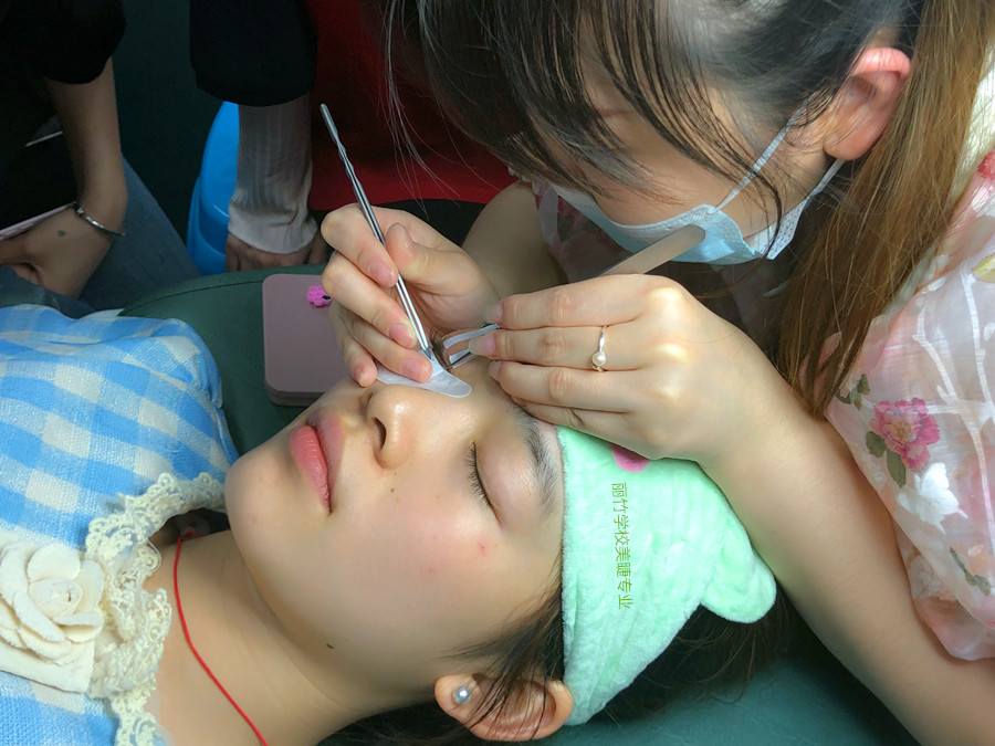 美睫師拿鑷子的標(biāo)準(zhǔn)，美睫教學(xué)零基礎(chǔ)