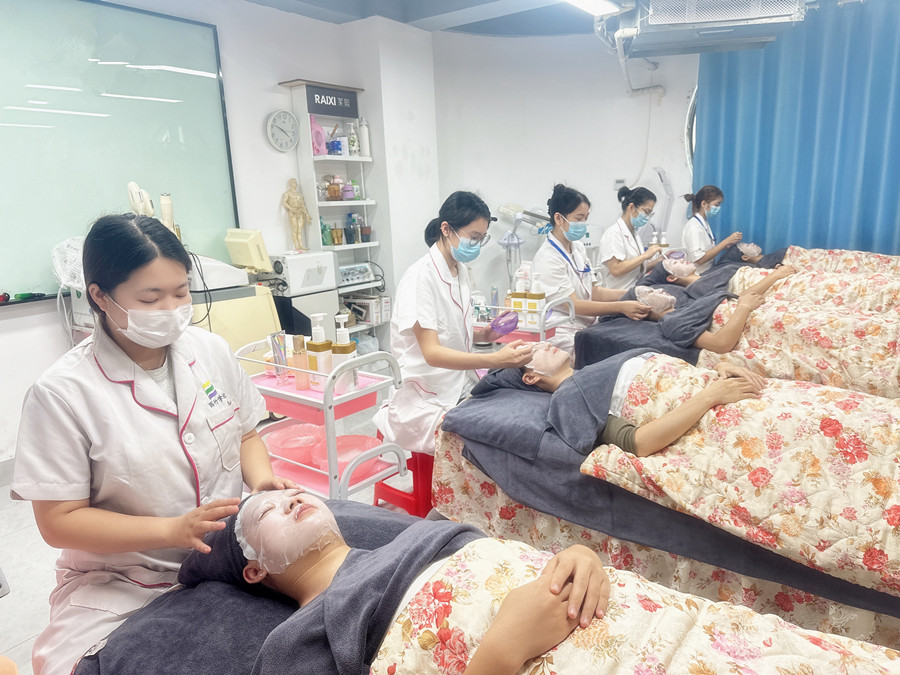 面部護(hù)理實(shí)操課堂練習(xí)，南寧美容護(hù)膚實(shí)訓(xùn)