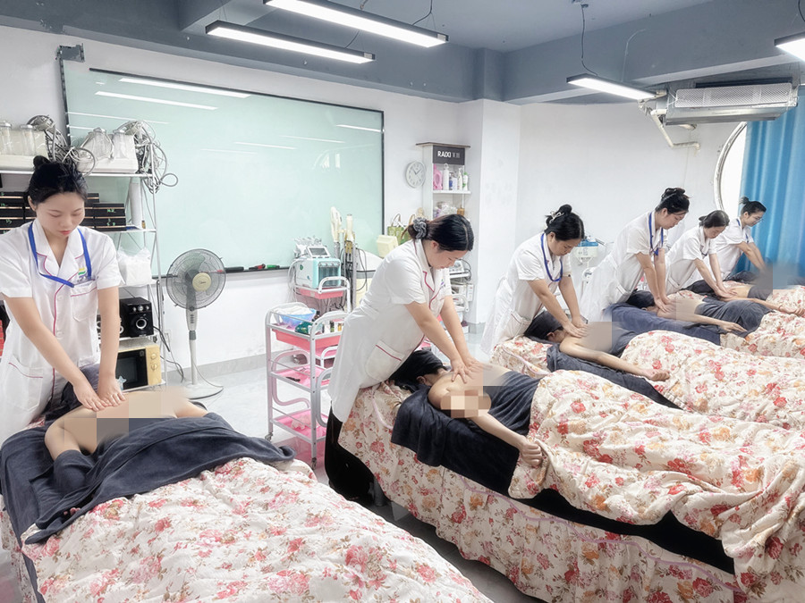 零基礎(chǔ)背部按摩實(shí)操課，廣西美容課堂隨拍