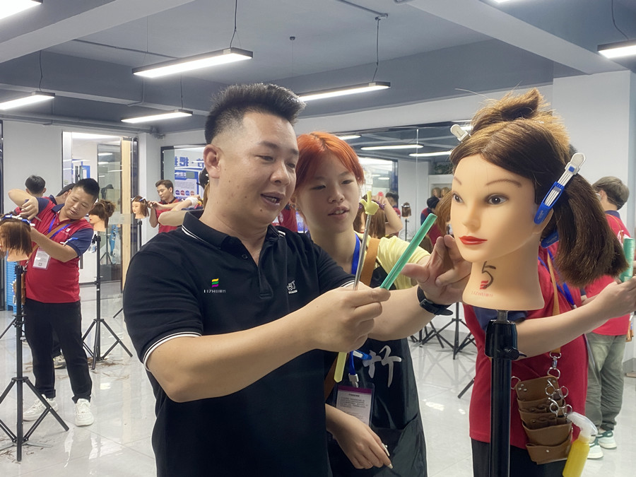 南寧美發(fā)女士精剪學(xué)員操作，南寧美發(fā)訓(xùn)練