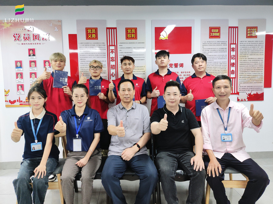 廣西美發(fā)學(xué)校畢業(yè)，校長頒發(fā)證書寄祝福