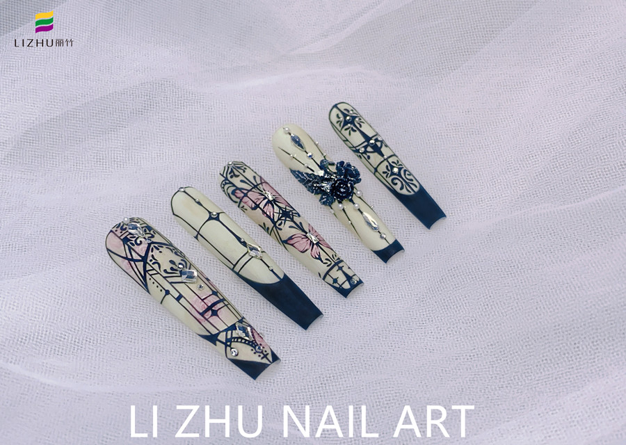 手繪花窗美甲，南寧美甲設(shè)計作品賞析