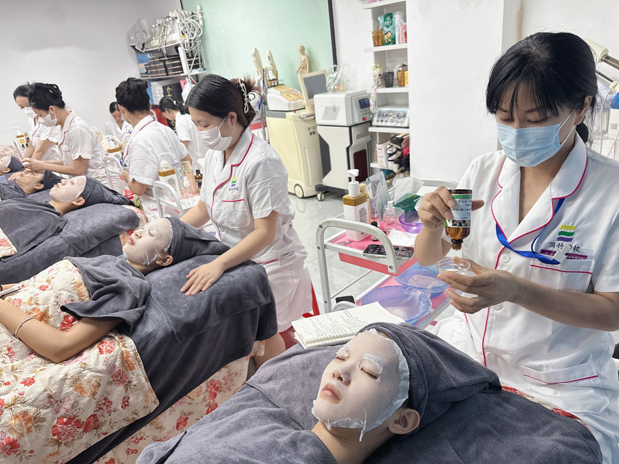 初秋面部補(bǔ)水護(hù)理，廣西皮膚管理操作講解