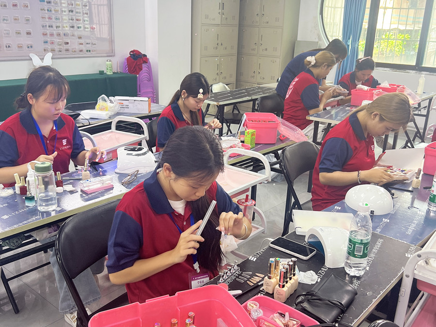 新手打磨甲片的技巧，南寧美甲訓(xùn)練