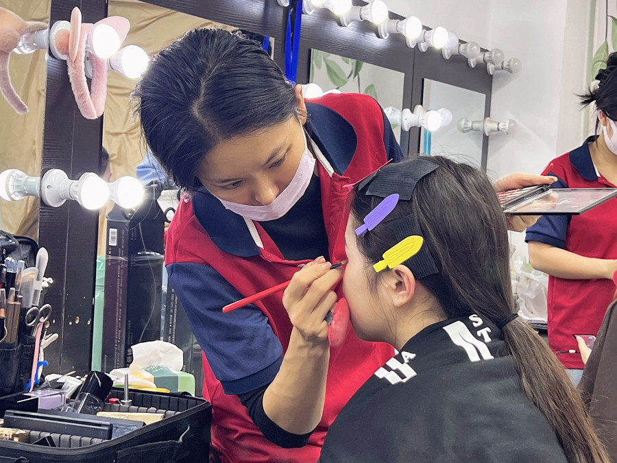 廣西彩妝實(shí)操，記錄同學(xué)們的每次努力