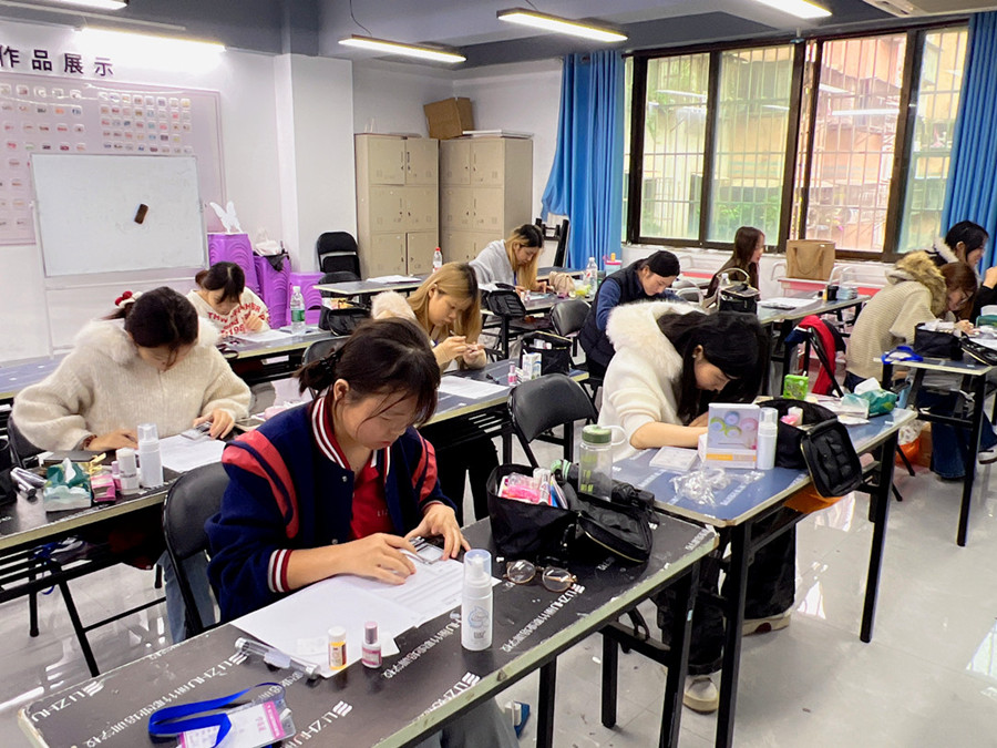 學(xué)美甲零基礎(chǔ)，南寧美甲美睫學(xué)校