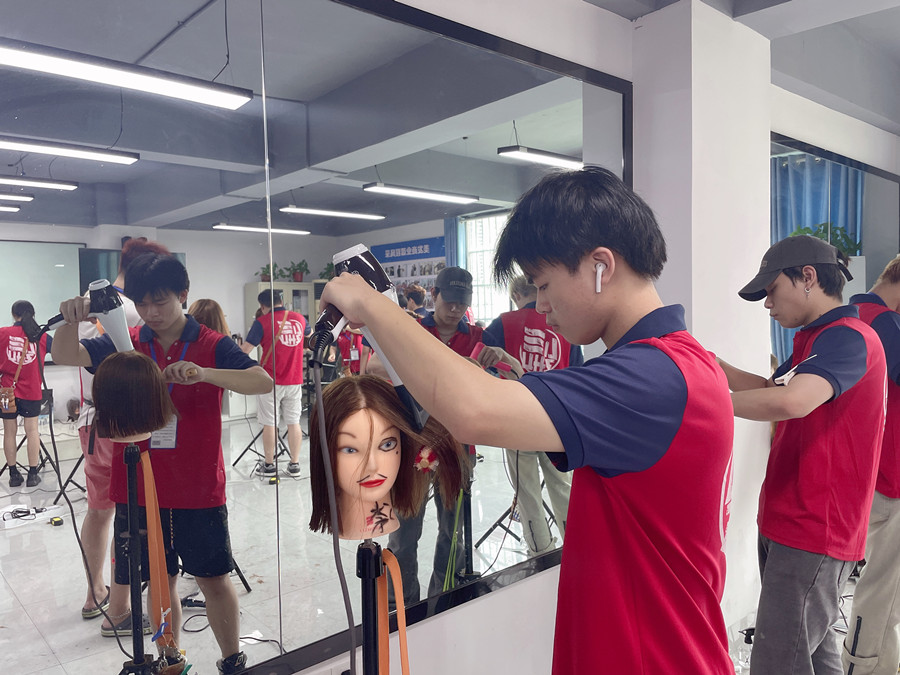 洗完頭應(yīng)不應(yīng)該包頭發(fā)？廣西美發(fā)教學(xué)