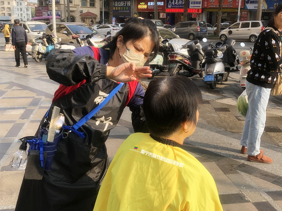 南寧剪發(fā)培訓(xùn)：新手如何挑選美發(fā)剪刀？