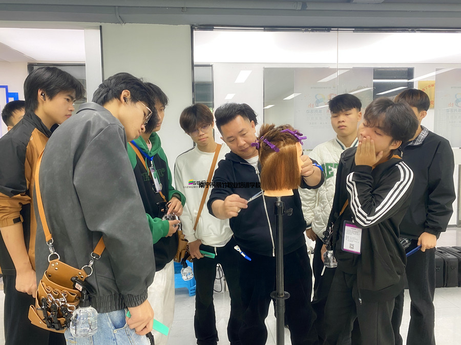 圓形層次修剪，廣西剪發(fā)技術學校