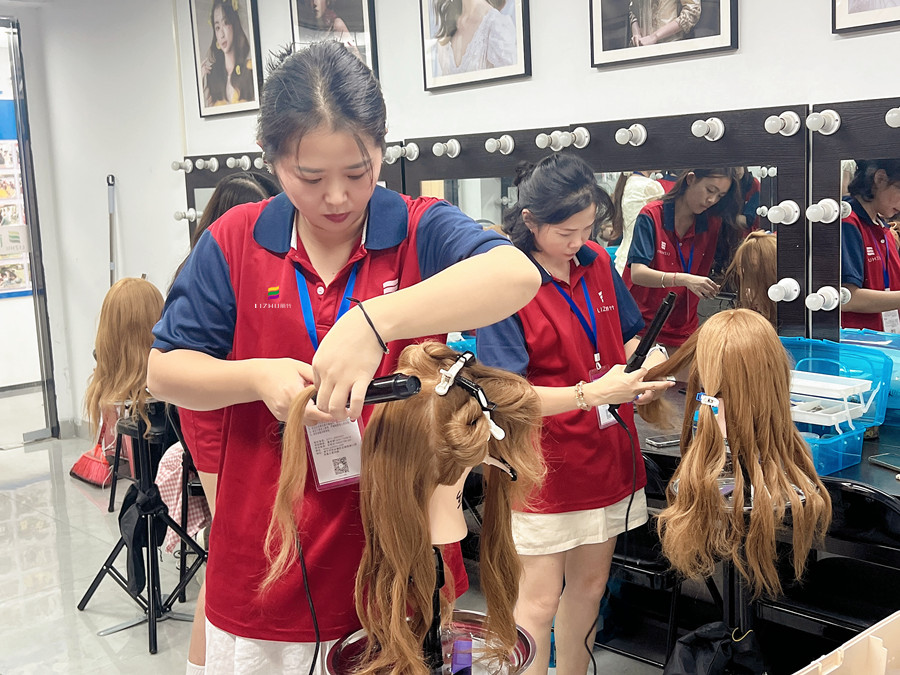 卷發(fā)護(hù)理技巧，廣西燙染技術(shù)學(xué)校課程