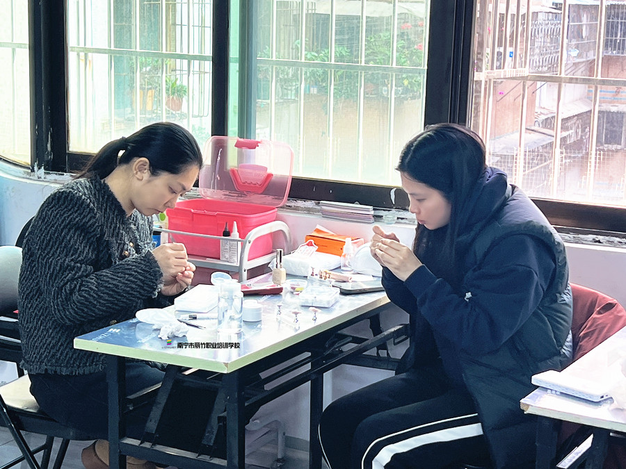 南寧美甲課堂：從零開始學(xué)美甲