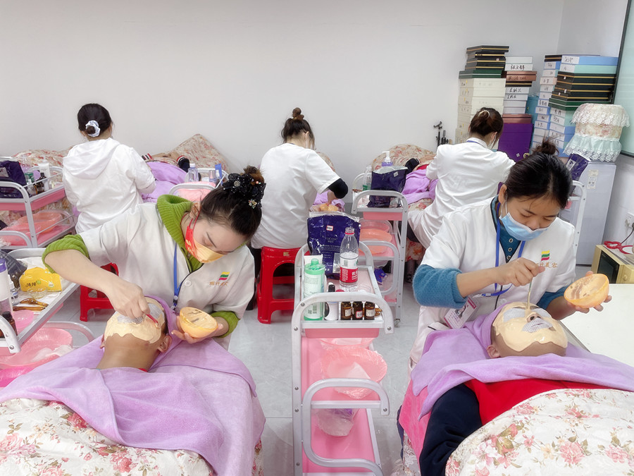 南寧美容師培訓(xùn)：新手敷軟膜的技巧