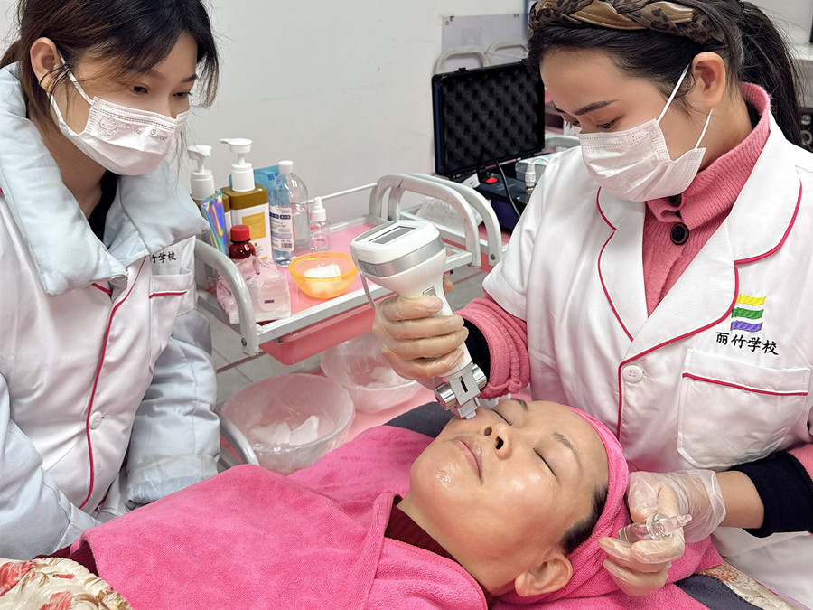 南寧學(xué)美容儀器操作：水光真人實(shí)操練習(xí)