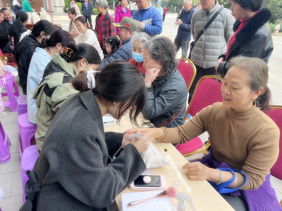 南寧美甲學(xué)校公益活動(dòng)，一場(chǎng)有意義的外出教學(xué)