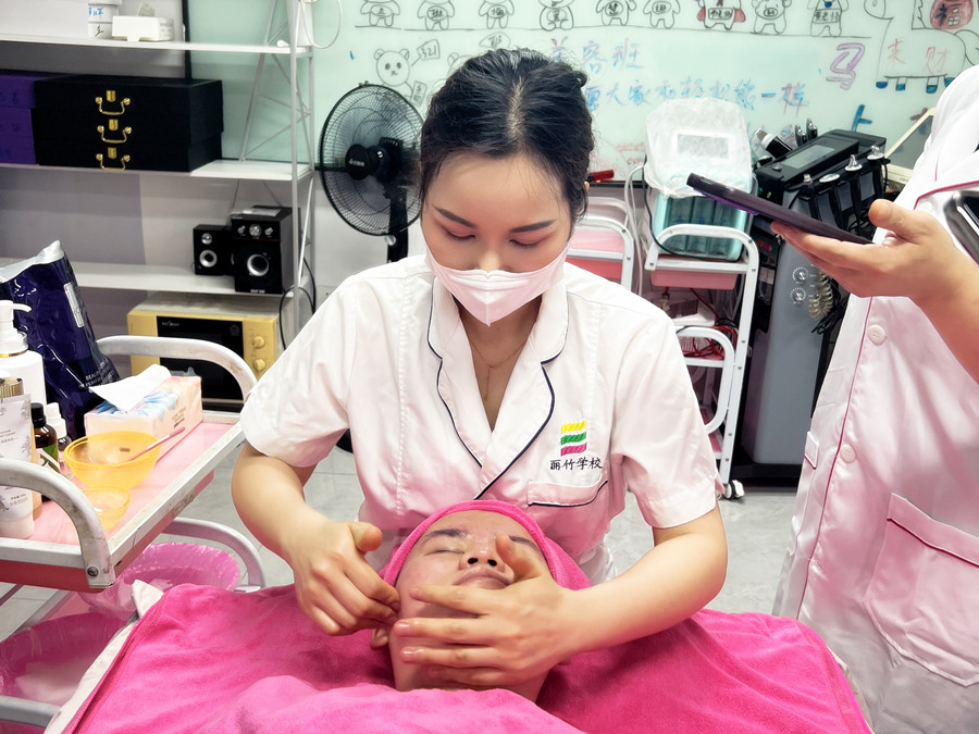 廣西美容護(hù)膚專業(yè)學(xué)校老師示范面部按摩手法